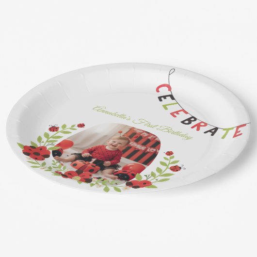  Ladybug 1st Birthday Floral Pappteller (Schrägansicht)