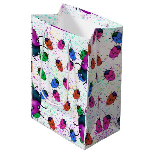 LADYBUG ART MITTLERE GESCHENKTÜTE (Vorderseite Schrägansicht)