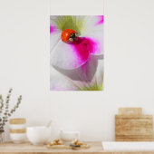 Ladybug auf dem Petunia-Poster Poster (Küche)