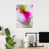 Ladybug auf dem Petunia-Poster Poster (Heimbüro)