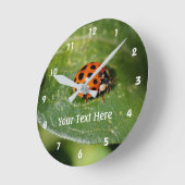 Ladybug auf der Leaf-Natur Runde Wanduhr (Winkel)