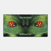 Ladybug auf der linken Seite Nah Personalisiert Schreibtischunterlage (Vorderseite)