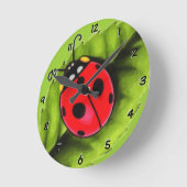 Ladybug auf der linken Seite Runde Wanduhr (Winkel)