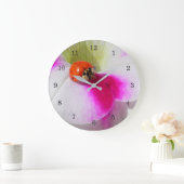 Ladybug auf der Petunia Große Wanduhr (Zuhause)