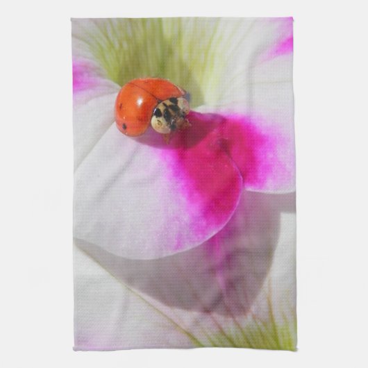 Ladybug auf der Petunia -    Küchentuch (Vertikal)