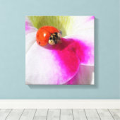 Ladybug auf der Petunia Leinwanddruck (Insitu (Holzboden))