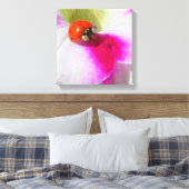 Ladybug auf der Petunia Leinwanddruck (Insitu (Schlafzimmer))