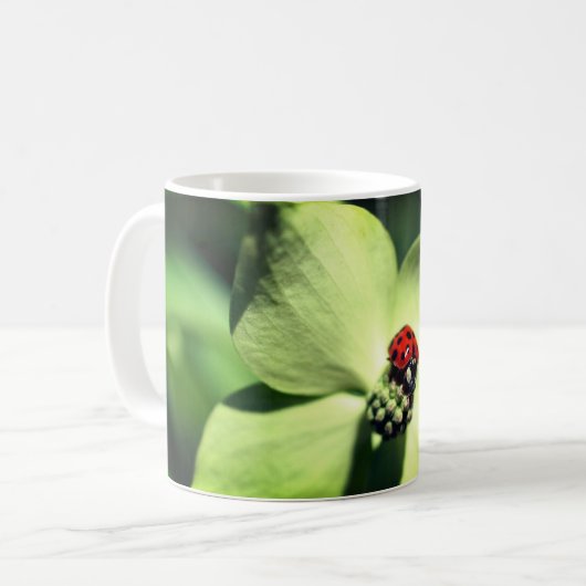 Ladybug auf Dogwood-Blume Personalisiert Kaffeetasse (Vorderseite Links)