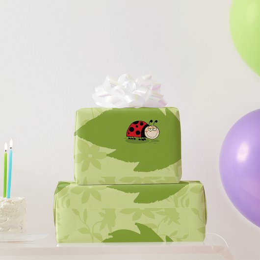 Ladybug auf einem Blätterwaschpapier Geschenkpapier