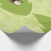 Ladybug auf einem Blätterwaschpapier Geschenkpapier