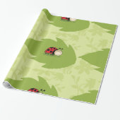 Ladybug auf einem Blätterwaschpapier Geschenkpapier (Ungerollt)