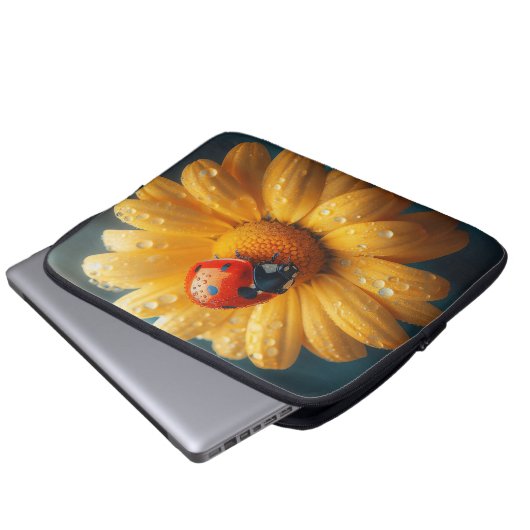 Ladybug auf einem gelben Blume-Makro Laptopschutzhülle (Vorne Knopf)