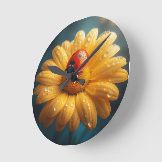 Ladybug auf einem gelben Blume-Makro Runde Wanduhr (Winkel)