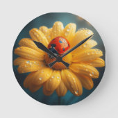Ladybug auf einem gelben Blume-Makro Runde Wanduhr (Vorderseite)