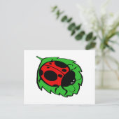 Ladybug auf einem grünen Blatt lächeln Postkarte (Stehend Vorderseite)