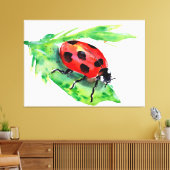 Ladybug auf einem grünen Blatt Leinwanddruck (Insitu (Wohnzimmer))