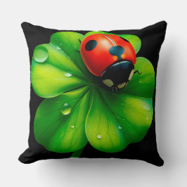 Ladybug auf einem Taubenleder Kissen