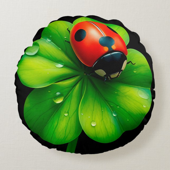 Ladybug auf einem Taubenleder Rundes Kissen (Vorderseite)