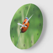 Ladybug auf einer Grashalde Große Wanduhr (Winkel)