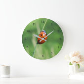 Ladybug auf einer Grashalde Große Wanduhr (Zuhause)