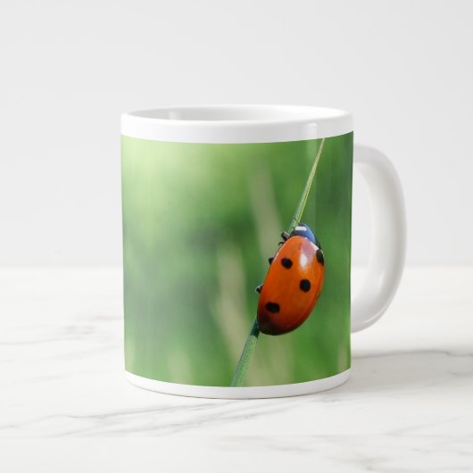 Ladybug auf einer Grashalde Jumbo-Tasse (Vorderseite Rechts)