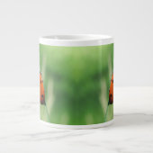 Ladybug auf einer Grashalde Jumbo-Tasse (Vorderseite)
