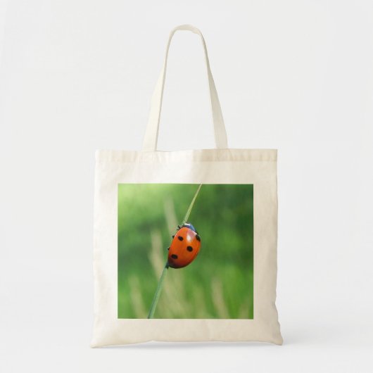 Ladybug auf einer Grashalde Tragetasche (Vorne)