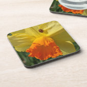 Ladybug auf gelber affodischer Ebene Getränkeuntersetzer (Linke Seite)