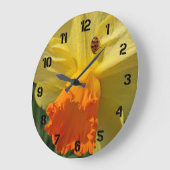 Ladybug auf gelber affodischer Ebene Große Wanduhr (Winkel)