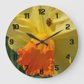 Ladybug auf gelber affodischer Ebene Große Wanduhr (Vorderseite)