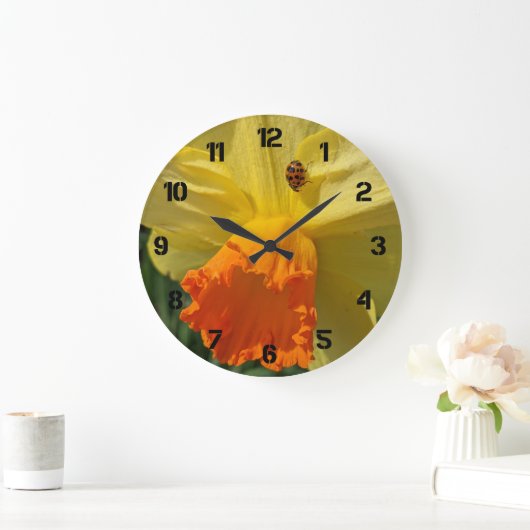 Ladybug auf gelber affodischer Ebene Große Wanduhr (Zuhause)