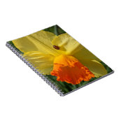 Ladybug auf gelber affodischer Ebene Notizblock (Rechte Seite)