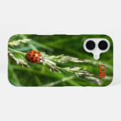 Ladybug auf Gras iPhone 16 Hülle (Rückseite (Horizontal))
