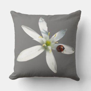 Ladybug auf Weiße Blume Kust. Gray Throw Kissen
