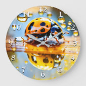 Ladybug bei Regen Große Wanduhr (Vorderseite)