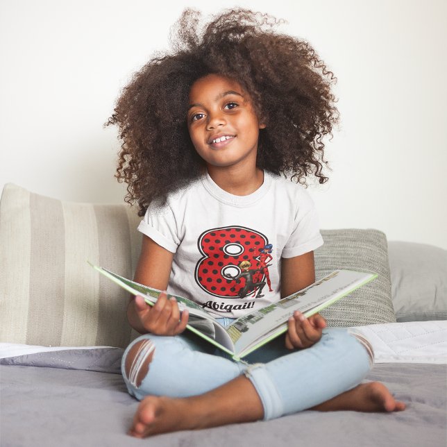 Ladybug & Cat Noir 8. Geburtstag T-Shirt (Girl wearing t-shirt)