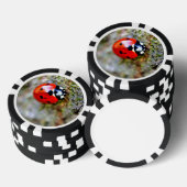 Ladybug Crawling auf Tree Trunk Pokerchips (Stapel)