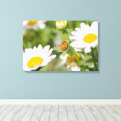 Ladybug in einem Daisy-Garten Leinwanddruck (Insitu (Holzboden))
