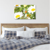 Ladybug in einem Daisy-Garten Leinwanddruck (Insitu (Schlafzimmer))