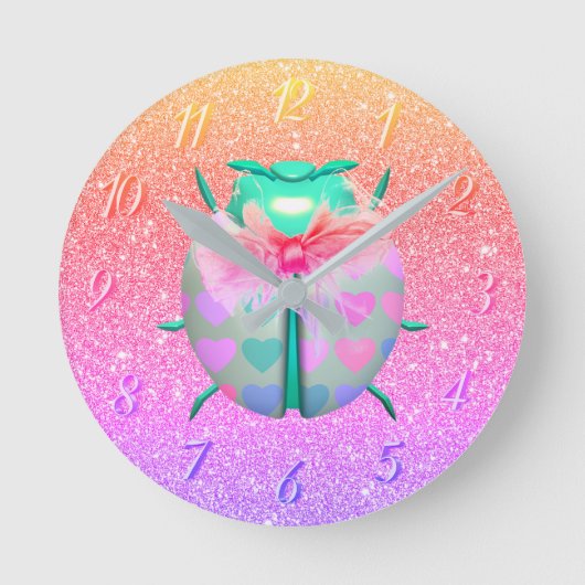 Ladybug liebliche Herzen niedlicher Glitzer Runde Wanduhr (Vorderseite)
