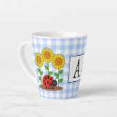 Ladybug mit Sonnenblumen Blue Gingham Monogramm Milchtasse (Linke Ecke)