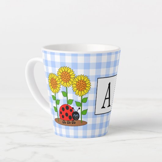 Ladybug mit Sonnenblumen Blue Gingham Monogramm Milchtasse (Linke Ecke)