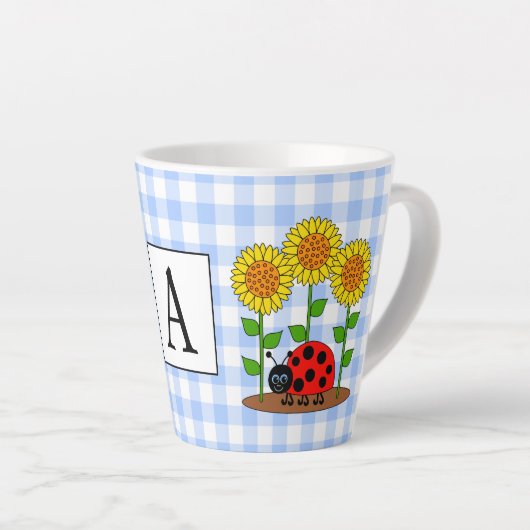 Ladybug mit Sonnenblumen Blue Gingham Monogramm Milchtasse (Rechte Ecke)