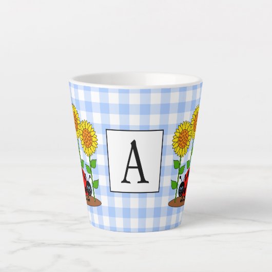 Ladybug mit Sonnenblumen Blue Gingham Monogramm Milchtasse (Vorderseite)