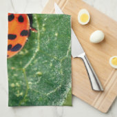 Ladybug On Leaf Close Up  Geschirrtuch (Viertel Falte)