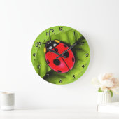 Ladybug on Leaf Große Wanduhr (Zuhause)