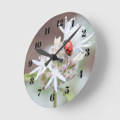 Ladybug on Silverleaf Phacelia Flowers Wallclock Runde Wanduhr (Winkel)