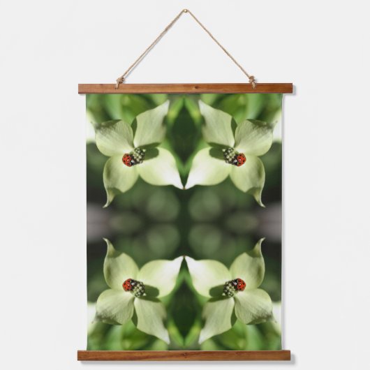 Ladybug on White Dogwood Blume Abstrakt Wandteppich Mit Holzrahmen (Vorderseite)