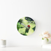 Ladybug on White Dogwood Blume Personalisiert Runde Wanduhr (Zuhause)