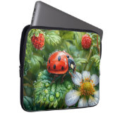 Ladybug Perched on Dew Covered Strawberry Pflanze Laptopschutzhülle (Vorne Rechts)